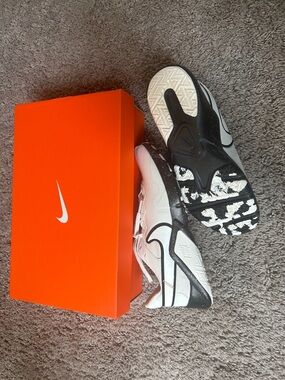 Nike Legend Essential 2 Women’s Sneaker